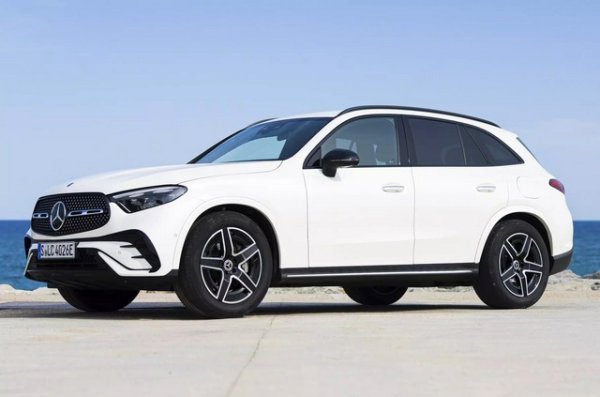 Новият GLC бе представен това лято и надмина основните си конкуренти. И ако го поставите близо до стария Mercedes-Benz ML, може да се изненадате. Новият кросоувър изпреварва ветерана с почти 8 см. А на своя наследник, модерния GLE, първият ML вече отстъпва по дължина с 34 см. Mercedes-Benz GLC (второ поколение, 2022 - дължина/ширина/височина: 4716 мм/1890 мм/1640 мм).